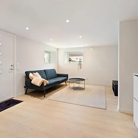 Appartamento Practical Basement With Comforts Close To Centre