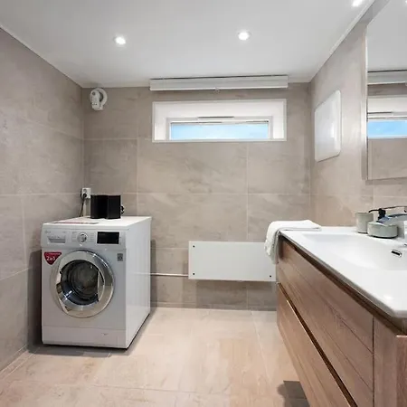 Practical Basement With Comforts Close To Centre Apartament *