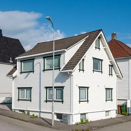 Apartment Practical Basement With Comforts Close To Centre