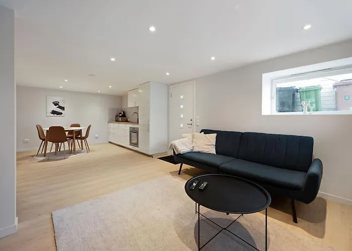 Practical Basement With Comforts Close To Centre Leilighet *