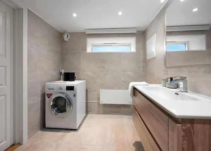 Practical Basement With Comforts Close To Centre Leilighet *